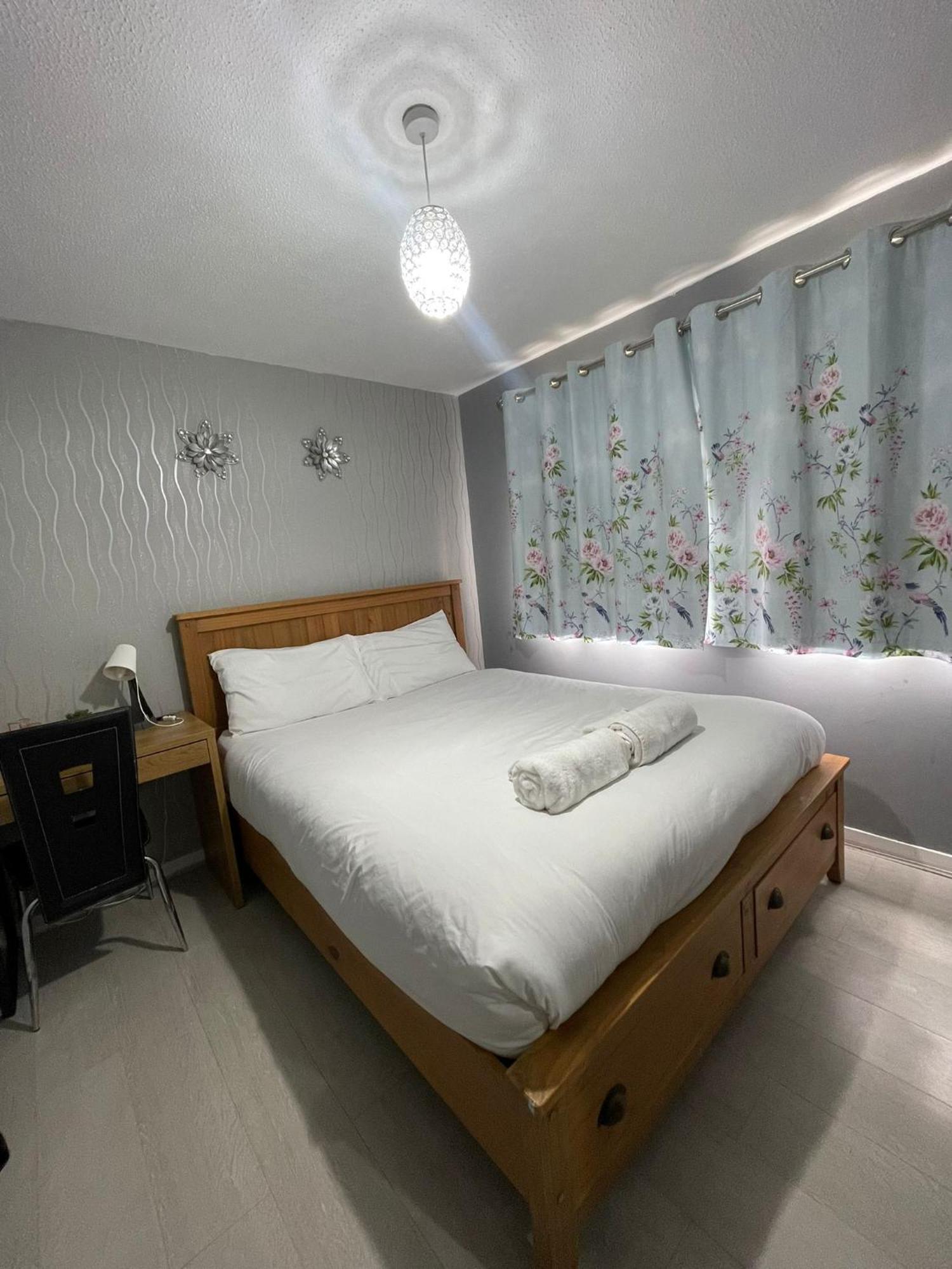 Apartment Chic 2 Bed Apartment With Free Parking- Recently Redecorated, 10 Minutes To City Centre *